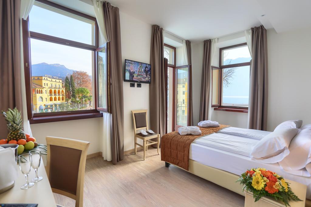 ריבה דל גארדה Hotel Europa - Skypool & Panorama מראה חיצוני תמונה